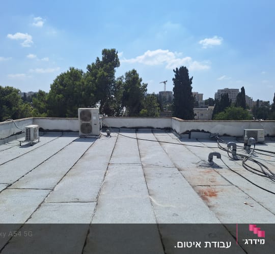 איטום גג שטוח ביריעות ביטומניות עם חיבורים ומעקות נאטמים